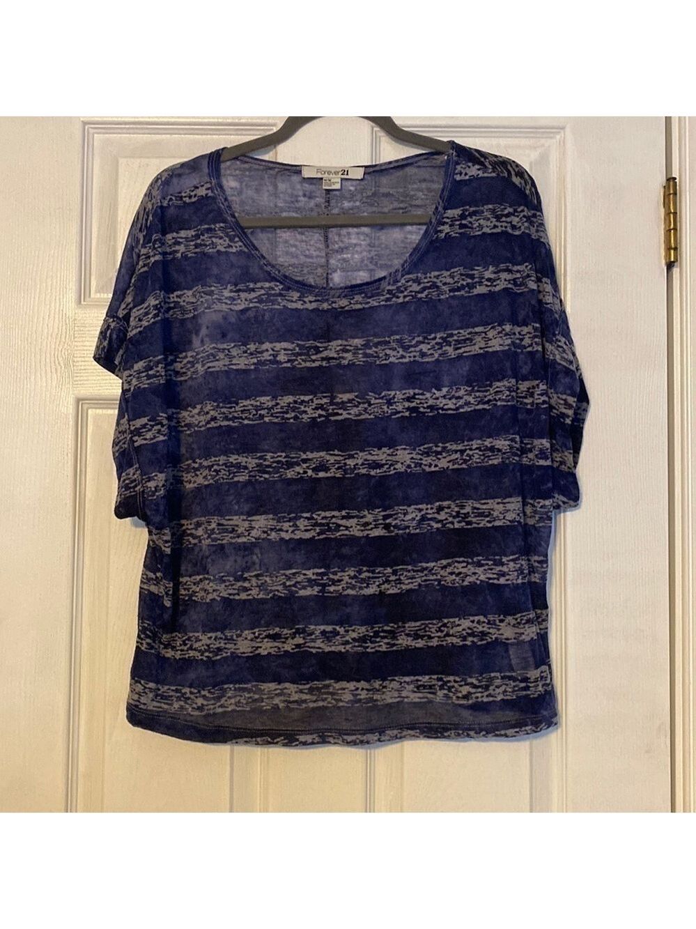 FOREVER 21 womens top; size medium